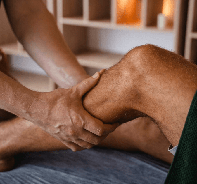 Medarbejder får nakke- og skuldermassage som del af en erhvervsaftale med Fysiurgisk Zone