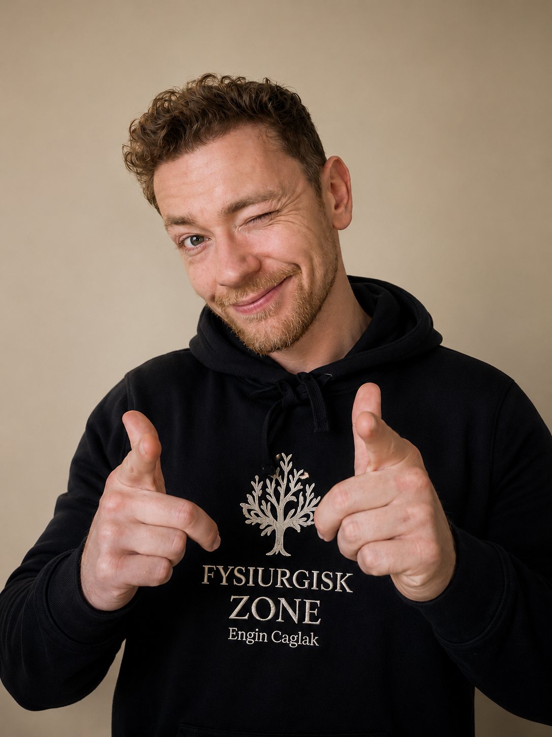 Engin Caglak blinker til kameraet i sin Fysiurgisk Zone-hoodie